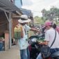 Pengendara Sepeda Motor sedang mengantri untuk mengisi Bahan Bakar eceran, Senin (11/4/22). FOTO : Lintastungkal
