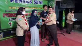 Ketua Majelis Pembina SBH Tanjab Barat H. Zaharudin, S.KM bersama Kabid P2P Dinkes dr Hj Putri Handayani Syam menyerahkan hadiah lomba pemenang paduan suara antar Puskesmas rangkaian HUT HKN ke-58. FOTO : Ist