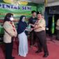 Ketua Majelis Pembina SBH Tanjab Barat H. Zaharudin, S.KM bersama Kabid P2P Dinkes dr Hj Putri Handayani Syam menyerahkan hadiah lomba pemenang paduan suara antar Puskesmas rangkaian HUT HKN ke-58. FOTO : Ist