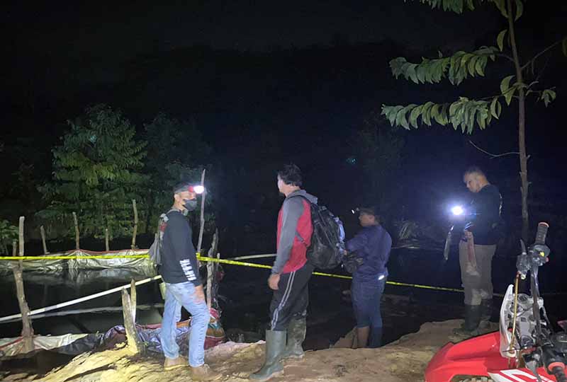 Satreskrim Polres Batanghari Tutup Aktivitas Ilegal Drilling di KM 51 Dusun Kunangan Jaya II, Desa Bungku Kecamatan Bajubang  Kabupaten Batanghari, Senin malam (09/1/23). FOTO : Humas