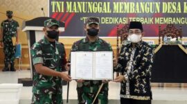 Danrem 042/Gapu Brigjen TNI Supriono, S. IP, MM didampingi Dandim 0419/Tanjab melakukan serah terima berita acara Program TMMD ke-113 Tahun 2022 kepada Pemerintah Tanjab Barat melalui Bupati Drs H Anwar Sadat, M. Ag, Kamis (9/6/22). FOTO : Pendim Tjb