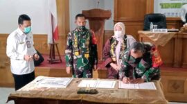 FOTO : oleh Danrem 042'Gapu Brigjen TNI M. Zulkifli Saat Memimpin Upacara Penutupan TMMD ke 110 Kodim 0415/Batanghari di ruang Pola Kantor Bupati Muaro Jambi, Rabu (31/03/21).