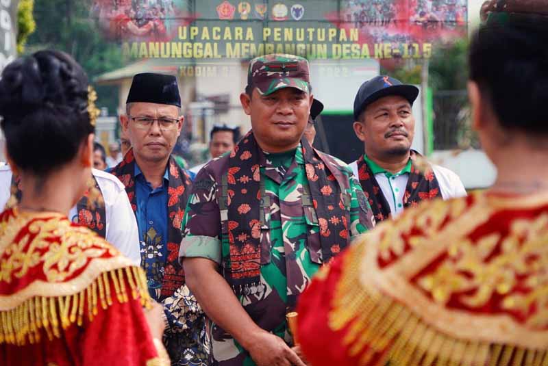 Komandan Korem 042/Gapu Brigjen TNI Supriono Saat Tiba, Kecamatan Marosebo Ulu, Kabupaten Batanghari. FOTO : PENREM