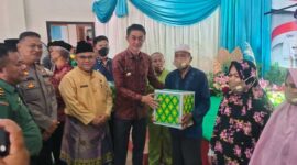 Pj Bupati Muaro Jambi Bachyuni Deliansyah Menyerahkan Simbolis Bansos Berupa Paket Sembako Kepada Masyarakat, Jum'at (16/9/22). FOTO : Ist