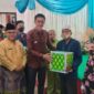 Pj Bupati Muaro Jambi Bachyuni Deliansyah Menyerahkan Simbolis Bansos Berupa Paket Sembako Kepada Masyarakat, Jum'at (16/9/22). FOTO : Ist