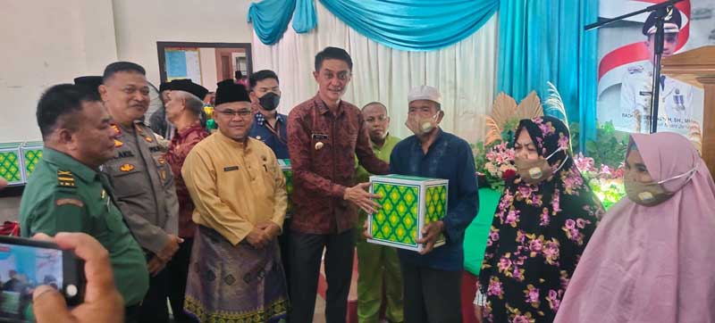 Pj Bupati Muaro Jambi Bachyuni Deliansyah Menyerahkan Simbolis Bansos Berupa Paket Sembako Kepada Masyarakat, Jum'at (16/9/22). FOTO : Ist