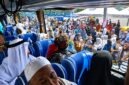  Dari balik jendela bus, jemaah haji Kloter 24 melambaikan tangan ke arah ratusan keluarga dan warga yang telah memadati Alun-alun Kota Kuala Tungkal, Senin (29/06). (FOTO : Dok. Prokopim)