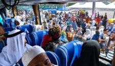  Dari balik jendela bus, jemaah haji Kloter 24 melambaikan tangan ke arah ratusan keluarga dan warga yang telah memadati Alun-alun Kota Kuala Tungkal, Senin (29/06). (FOTO : Dok. Prokopim)