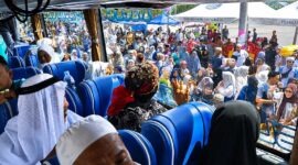  Dari balik jendela bus, jemaah haji Kloter 24 melambaikan tangan ke arah ratusan keluarga dan warga yang telah memadati Alun-alun Kota Kuala Tungkal, Senin (29/06). (FOTO : Dok. Prokopim)