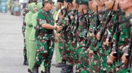 Pangdam II/Sriwijaya Mayjen TNI Hilman Hadi Saat Sambut Pasukan Yonif Raider 142/Kstaria Jaya Kembali dari Papua di Dermaga Boom Baru, Palembang, Minggu (21/5/23). FOTO : PENREM042
