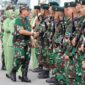 Pangdam II/Sriwijaya Mayjen TNI Hilman Hadi Saat Sambut Pasukan Yonif Raider 142/Kstaria Jaya Kembali dari Papua di Dermaga Boom Baru, Palembang, Minggu (21/5/23). FOTO : PENREM042
