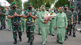 Suasana Penyambutan Kedatangan Brigjen TNI Supriono, S.IP, MM, beserta Isteri sebagai Danrem 042/Gapu yang baru menggantikan Brigjen TNI Zulkifli, S.IP, MM di Halaman Makorem, Rabu (16/2/22). FOTO : PENREM