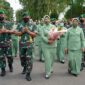 Suasana Penyambutan Kedatangan Brigjen TNI Supriono, S.IP, MM, beserta Isteri sebagai Danrem 042/Gapu yang baru menggantikan Brigjen TNI Zulkifli, S.IP, MM di Halaman Makorem, Rabu (16/2/22). FOTO : PENREM