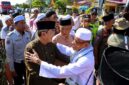 Bupati Tanjung Jabung Barat Anwar Sadat (kiri depan) menyambut hangat kedatangan jemaah haji Kloter 21 di Alun-alun Kota Kuala Tungkal, Tanjung Jabung Barat, Jambi, Jumat, 26 Juni 2026. (FOTO : Dok. Prokopim TJB)
