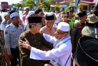 Bupati Tanjung Jabung Barat Anwar Sadat (kiri depan) menyambut hangat kedatangan jemaah haji Kloter 21 di Alun-alun Kota Kuala Tungkal, Tanjung Jabung Barat, Jambi, Jumat, 26 Juni 2026. (FOTO : Dok. Prokopim TJB)
