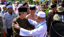 Bupati Tanjung Jabung Barat Anwar Sadat (kiri depan) menyambut hangat kedatangan jemaah haji Kloter 21 di Alun-alun Kota Kuala Tungkal, Tanjung Jabung Barat, Jambi, Jumat, 26 Juni 2026. (FOTO : Dok. Prokopim TJB)