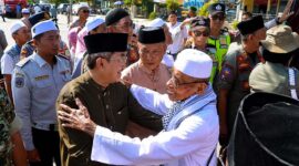 Bupati Tanjung Jabung Barat Anwar Sadat (kiri depan) menyambut hangat kedatangan jemaah haji Kloter 21 di Alun-alun Kota Kuala Tungkal, Tanjung Jabung Barat, Jambi, Jumat, 26 Juni 2026. (FOTO : Dok. Prokopim TJB)