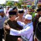 Bupati Tanjung Jabung Barat Anwar Sadat (kiri depan) menyambut hangat kedatangan jemaah haji Kloter 21 di Alun-alun Kota Kuala Tungkal, Tanjung Jabung Barat, Jambi, Jumat, 26 Juni 2026. (FOTO : Dok. Prokopim TJB)