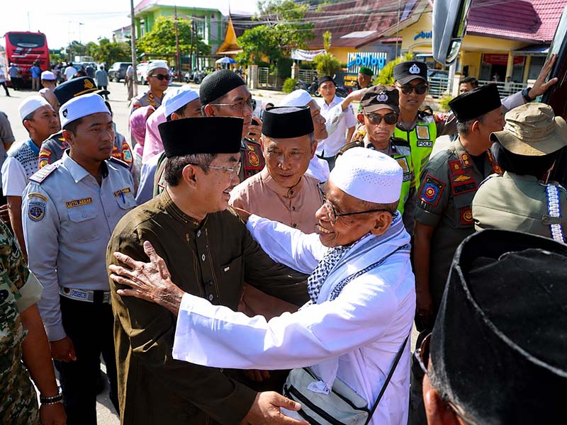 Bupati Tanjung Jabung Barat Anwar Sadat (kiri depan) menyambut hangat kedatangan jemaah haji Kloter 21 di Alun-alun Kota Kuala Tungkal, Tanjung Jabung Barat, Jambi, Jumat, 26 Juni 2026. (FOTO : Dok. Prokopim TJB)
