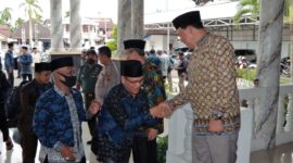 Wakil Bupati H. Hairan, SH menyambut kedatangan Kafilah Tanjab Barat Usai MTQ ke-51 di Sungai Penuh. FOTO : Prokopim