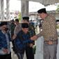 Wakil Bupati H. Hairan, SH menyambut kedatangan Kafilah Tanjab Barat Usai MTQ ke-51 di Sungai Penuh. FOTO : Prokopim