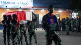 Prosesi Acara Penyambutan Jenaszah Praka Anumerta Tuppal AB Tiba di Jambi Disambut Upacara Kemiliteran di Bandara Sultan Thaha Jambi, Jumat (28/1/22) malam. FOTO : Penrem.
