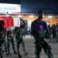 Prosesi Acara Penyambutan Jenaszah Praka Anumerta Tuppal AB Tiba di Jambi Disambut Upacara Kemiliteran di Bandara Sultan Thaha Jambi, Jumat (28/1/22) malam. FOTO : Penrem.