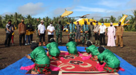 FOTO : Tarian Sekapur Sirih Binaan Anggota Satgas TMMD saat Sambut Kedatangan Tim Wasev TMMD ke-108 Kodim 0419/Tanjab Mayjen TNI Arif Rahman, MA dan Komandan Korem 042/Gapu Brigjen TNI M. Zulkifli, S.IP, MM di lapangan bola Desa Labuhan Pering, Rabu (15/07/20).