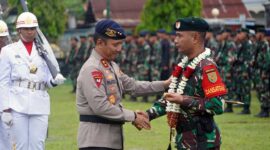 Pemasangan Kalung oleh Kapolda Jambi Irjen Pol Rusdi Hartono kepada Danyonif Raider 142 KJ Letkol Inf Ensan Haryadi. FOTO : PENREM042