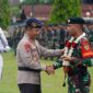 Pemasangan Kalung oleh Kapolda Jambi Irjen Pol Rusdi Hartono kepada Danyonif Raider 142 KJ Letkol Inf Ensan Haryadi. FOTO : PENREM042