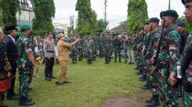 Upacara Penyambutan Satgas Yonif Raider 142 Ksatria Jaya usai melaksanakan tugas Pengamanan di Perbatasan RI-PNG di Lapangan Makorem 042 Gapu, Selasa (23/5/23). FOTO : Penrem042