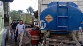 Unit Tipiter Satreskrim Polres Tanjab Barat Saat Melakukan Penyelidikan dan Segel Gudang Penyimpanan BBM Jenis Solar tanpa memiliki dokumen di wilayah Batang Asam, Sabtu (20/8/22). FOTO : Humas RES TJB