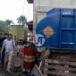 Unit Tipiter Satreskrim Polres Tanjab Barat Saat Melakukan Penyelidikan dan Segel Gudang Penyimpanan BBM Jenis Solar tanpa memiliki dokumen di wilayah Batang Asam, Sabtu (20/8/22). FOTO : Humas RES TJB
