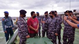 Petugas TNI AL saat menginterogasi salah satu ABK yang diduga menyelundupkan minyak kelapa sawit dari Dumai ke Malaysia, di wilayah Kabupaten Bengkalis, Riau, Selasa (12/4/2022).(Dok. Lanal Dumai)