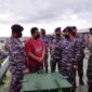 Petugas TNI AL saat menginterogasi salah satu ABK yang diduga menyelundupkan minyak kelapa sawit dari Dumai ke Malaysia, di wilayah Kabupaten Bengkalis, Riau, Selasa (12/4/2022).(Dok. Lanal Dumai)