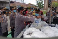 Kapolres AKBP Guntur Saputro, SIK, MH Saat Mengecek Beras Usai Apel di Lapangan Apel Mapolres Tanjab Barat, Sabtu (07/08/21). FOTO : HUMASRESTJB