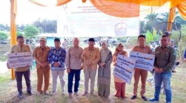 Bupati Tanjabbar Serahkan Bantuan Bibit Jambu dan Lampu Tenaga Surya untuk 3 Desa. FOTO : PROKOPIM