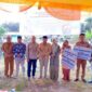 Bupati Tanjabbar Serahkan Bantuan Bibit Jambu dan Lampu Tenaga Surya untuk 3 Desa. FOTO : PROKOPIM
