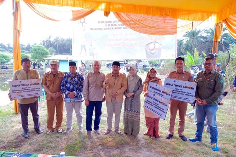 Bupati Tanjabbar Serahkan Bantuan Bibit Jambu dan Lampu Tenaga Surya untuk 3 Desa. FOTO : PROKOPIM