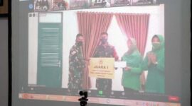 Danrem 042/Gapu Serahkan Hadiah Pada Pemenang Lomba HUT Dharma Pertiwi
