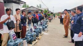 Anggota Pok. Nelayan saat Menerima Mesin Pompong Pokir dari Wakil Ketua DPRD H. Muh Sjafril Simamora. FOTO : Ist