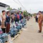 Anggota Pok. Nelayan saat Menerima Mesin Pompong Pokir dari Wakil Ketua DPRD H. Muh Sjafril Simamora. FOTO : Ist