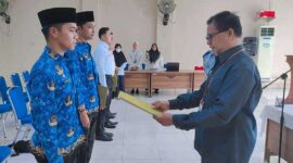 Kepala BKPSDM Kabupaten Tanjab Barat H. R. Gatot Suwarso Menyerahkan SK Pengangkatan PNS dari Formasi STTD Polbit Daerah. FOTO : Ist
