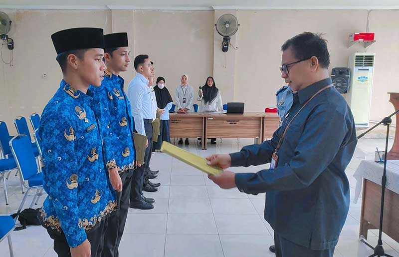 Kepala BKPSDM Kabupaten Tanjab Barat H. R. Gatot Suwarso Menyerahkan SK Pengangkatan PNS dari Formasi STTD Polbit Daerah. FOTO : Ist