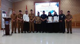 Bupati H. Anwar Sadat Secara Simbolis Menyerahkan SK Pengangkatan Kepada Beberapa Orang Perwakilan PPPK Jabatan Fungsional Guru formasi Tahun 2022, Senin (13/8/23). FOTO : LT