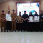 Bupati H. Anwar Sadat Secara Simbolis Menyerahkan SK Pengangkatan Kepada Beberapa Orang Perwakilan PPPK Jabatan Fungsional Guru formasi Tahun 2022, Senin (13/8/23). FOTO : LT