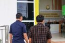 Penyerahan tersangka WNA Myanmar (berbaju kotak-kotak) beserta barang bukti oleh PPNS Kantor Imigrasi Kelas II TPI Kuala Tungkal kepada pihak Kejaksaan Negeri Tanjung Jabung Barat atas kasus pelanggaran UU Keimigrasian, Selasa (9/6/2026). Foto: Dok. Imigrasi Kuala Tungkal)