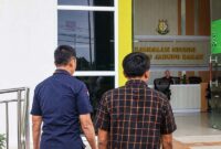 Penyerahan tersangka WNA Myanmar (berbaju kotak-kotak) beserta barang bukti oleh PPNS Kantor Imigrasi Kelas II TPI Kuala Tungkal kepada pihak Kejaksaan Negeri Tanjung Jabung Barat atas kasus pelanggaran UU Keimigrasian, Selasa (9/6/2026). Foto: Dok. Imigrasi Kuala Tungkal)