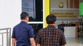 Penyerahan tersangka WNA Myanmar (berbaju kotak-kotak) beserta barang bukti oleh PPNS Kantor Imigrasi Kelas II TPI Kuala Tungkal kepada pihak Kejaksaan Negeri Tanjung Jabung Barat atas kasus pelanggaran UU Keimigrasian, Selasa (9/6/2026). Foto: Dok. Imigrasi Kuala Tungkal)