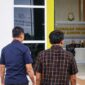 Penyerahan tersangka WNA Myanmar (berbaju kotak-kotak) beserta barang bukti oleh PPNS Kantor Imigrasi Kelas II TPI Kuala Tungkal kepada pihak Kejaksaan Negeri Tanjung Jabung Barat atas kasus pelanggaran UU Keimigrasian, Selasa (9/6/2026). Foto: Dok. Imigrasi Kuala Tungkal)